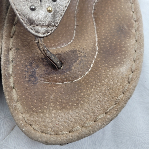 Clarks Artisan gold metallic leather thong sandals studs boho vacation edgy 9.5 - Picture 11 of 11